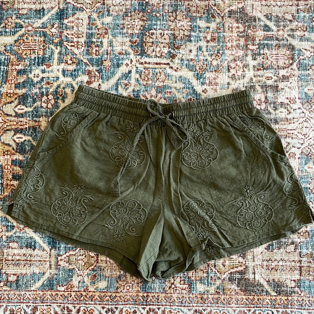 Anthropology Forrest green elastic waist shorts with embroidered details -size S